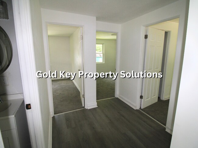 Building Photo - MUNCIE 3 BR 1 BA House with New Flooring and Paint (SECTION 8 APPROVED)