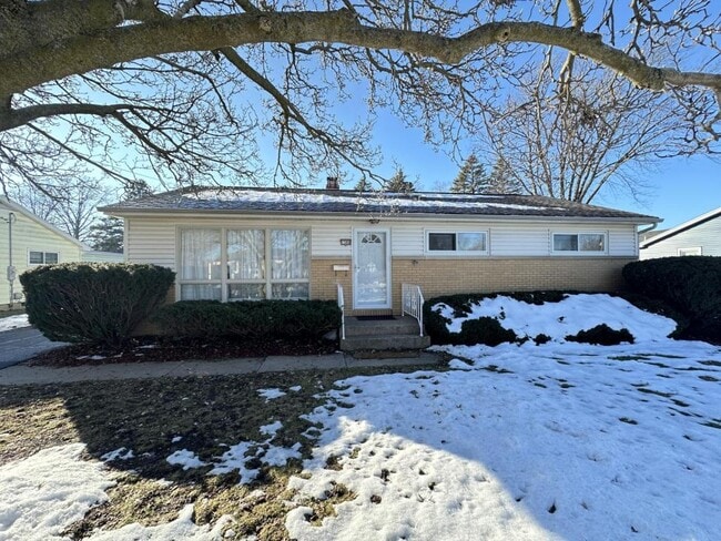 Building Photo - 1368 Spruce Ave