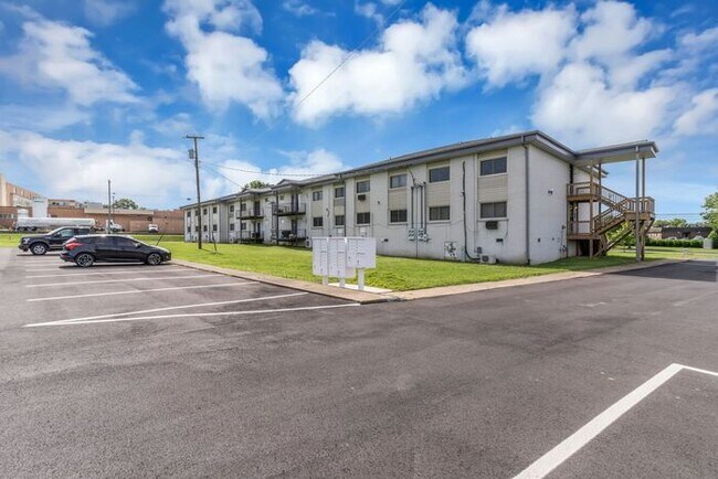 Building Photo - 2 Bedroom Unit was recently renovated.  Live walking distance from the downtown square or steps f...
