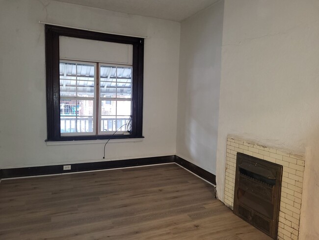 Building Photo - Spacious 4 bedroom/2 bath in Oakland - Clo...