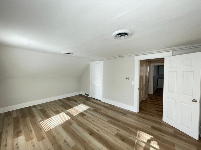 Building Photo - 98 Main St