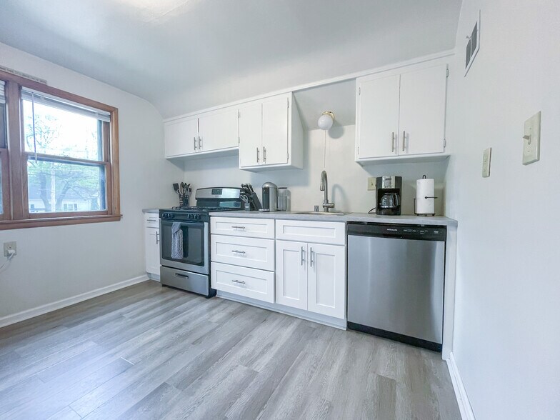 Building Photo - 139 S 72nd St
