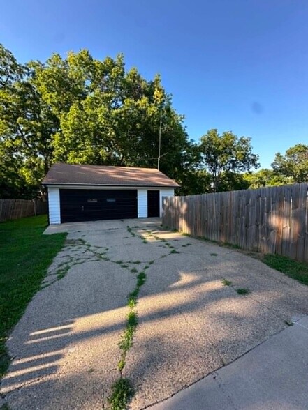 Building Photo - 3204 E Tiffin Ave