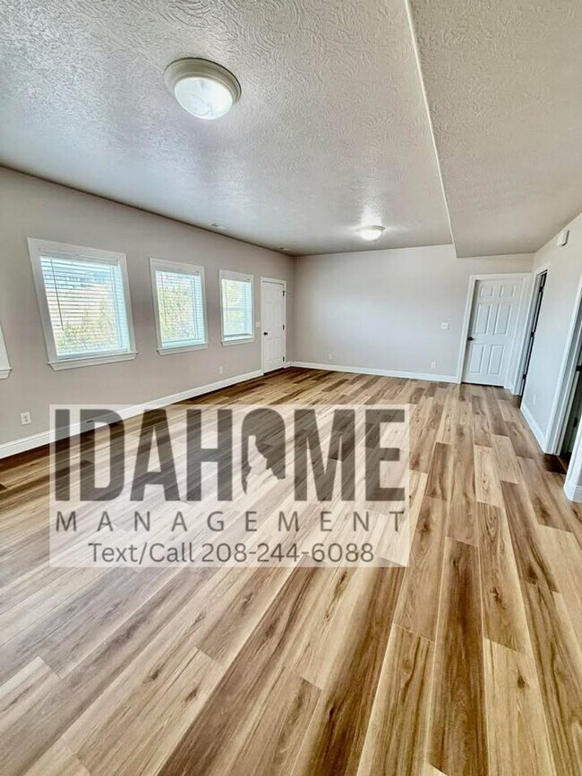 Building Photo - 2049 Sunrise Way