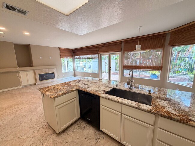 Building Photo - Beautiful 3 Bedroom, 2.5 Bathroom Newport ...