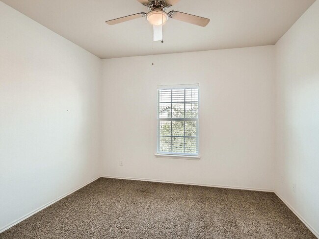 Building Photo - "Charming 3-Bed, 2-Bath Townhouse Retreat in Mesquite – Spacious 1586 Sq Ft on Woodshire Avenue!"...