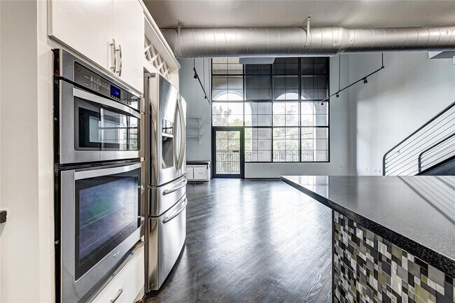 Building Photo - 1025 S Shepherd Dr