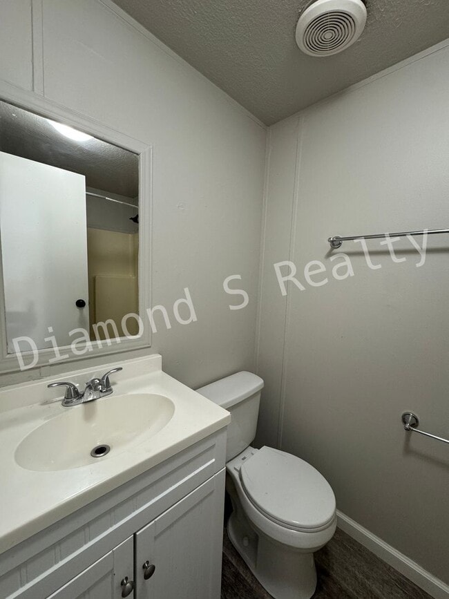 Building Photo - Nice & Clean Mobile Home for Lease!