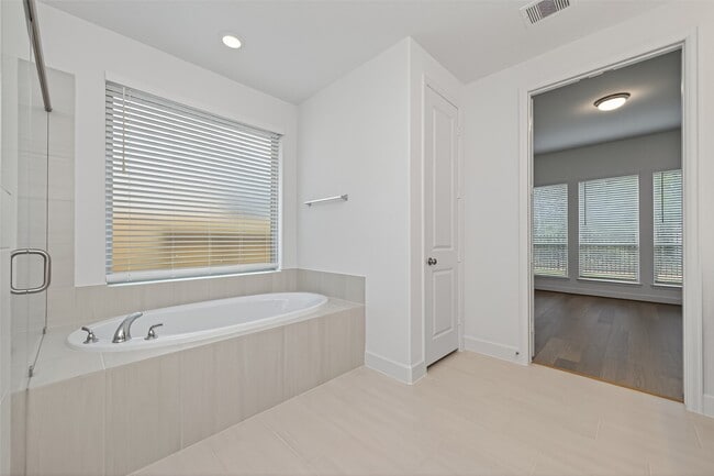 Building Photo - 122 Sierra Strm Ln