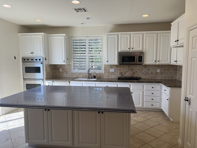 Building Photo - 5210 Village Green Ln