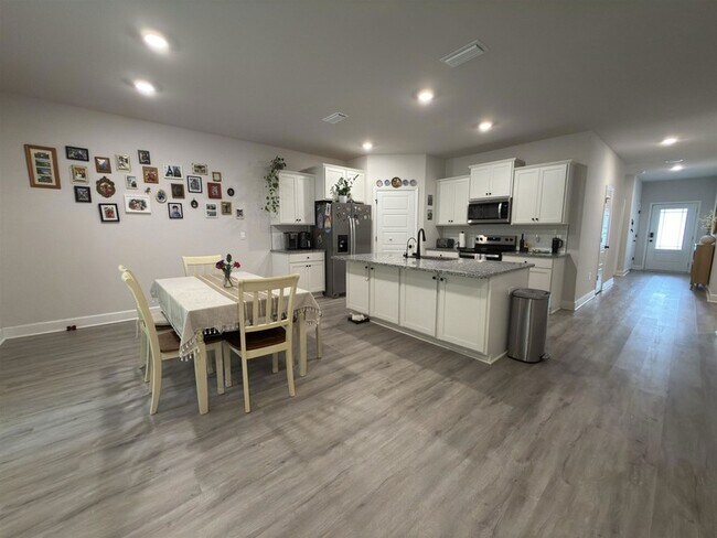 Building Photo - 2075 Hansel Hl Dr