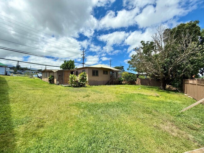 Building Photo - 3 Bedroom / 2 Bathroom Home with large yar...