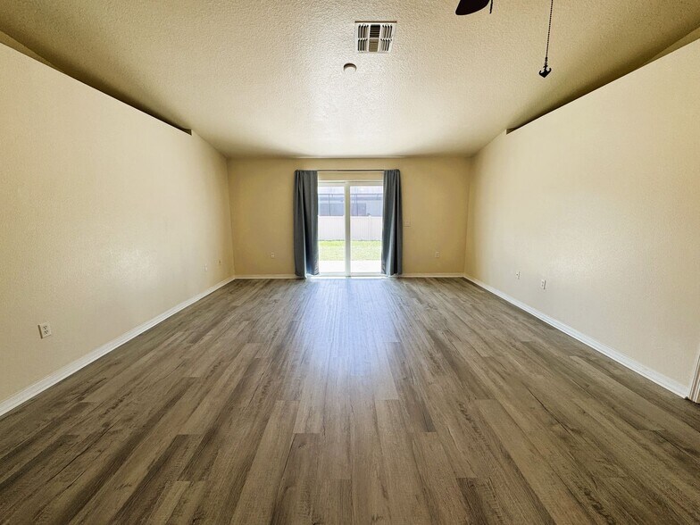 Building Photo - Your Dream Home Awaits in North Port!