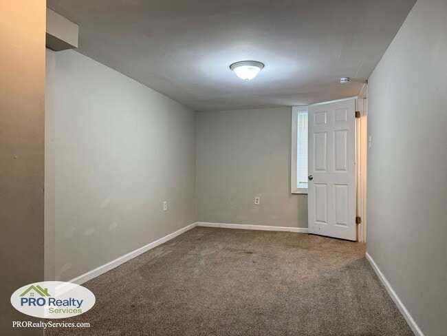 Building Photo - Updated 3 Bedroom House **Free November Rent with a November 2025 Move In**