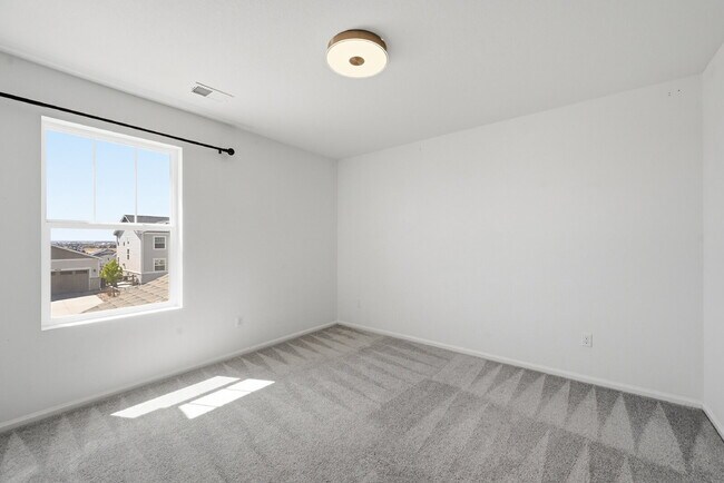Building Photo - $2,840.95- 3-bed, 2.5 bath home in Aurora