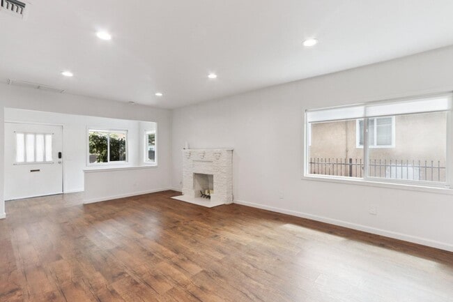 Building Photo - 218 W 87th St