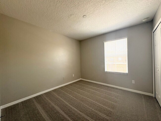 Building Photo - Gated 3B/2.5B Sanford Townhome ~ Fresh paint! ~ New flooring!