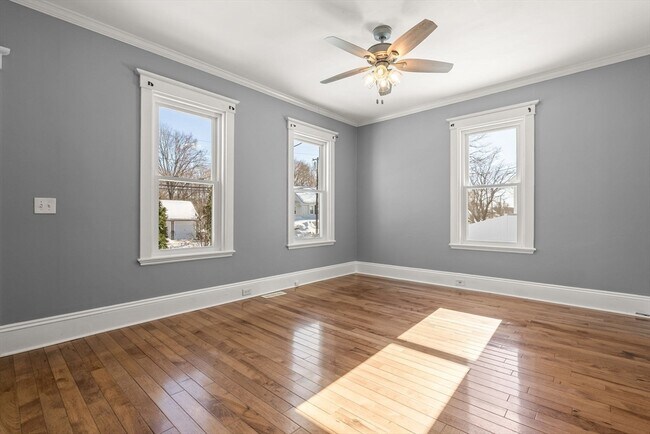 Building Photo - 1104 Pleasant St