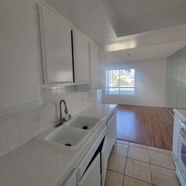 Building Photo - 2 BEDROOM CONDO UNIT IN THE WEST LA AREA 646 481 4404