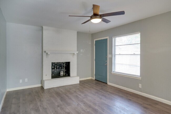 Building Photo - 304 John N Garner Cir