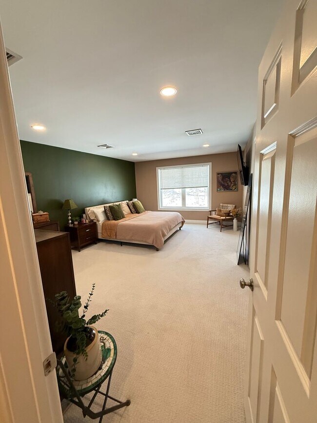 Building Photo - Luxury Duplex