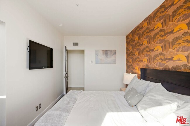 Building Photo - 8435 Franklin Ave