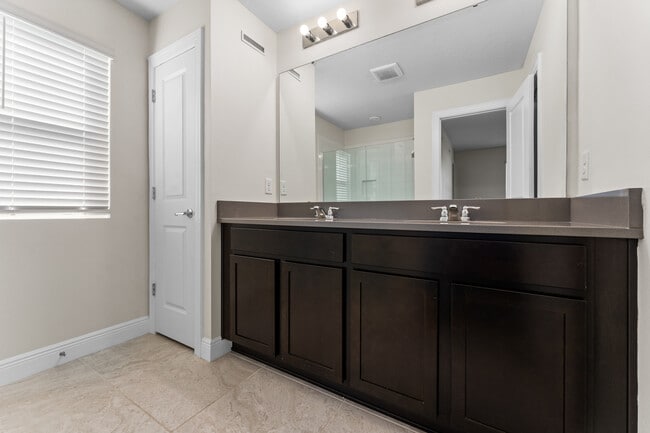 Building Photo - 4758 Kissimmee