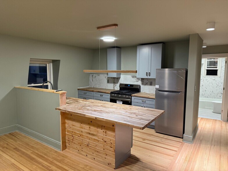 Primary Photo - 31 N Eckar St