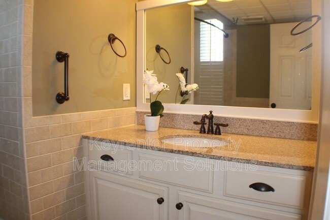 Building Photo - 100 W Village Dr