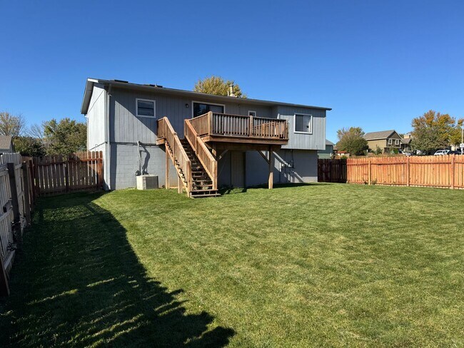 Building Photo - Bright and spacious split-entry home with ...