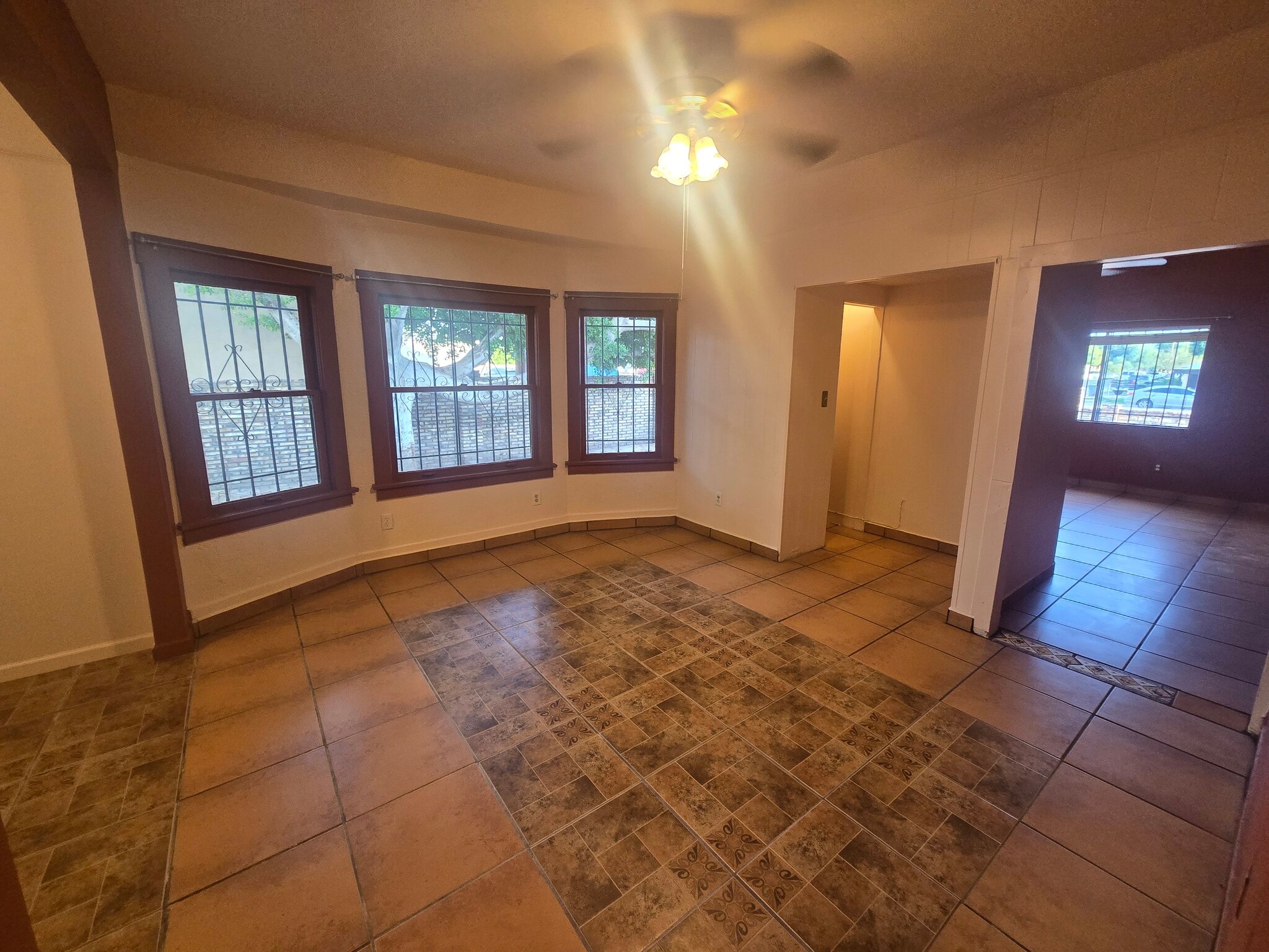dining & service area / pantry - 2202 W 3rd St