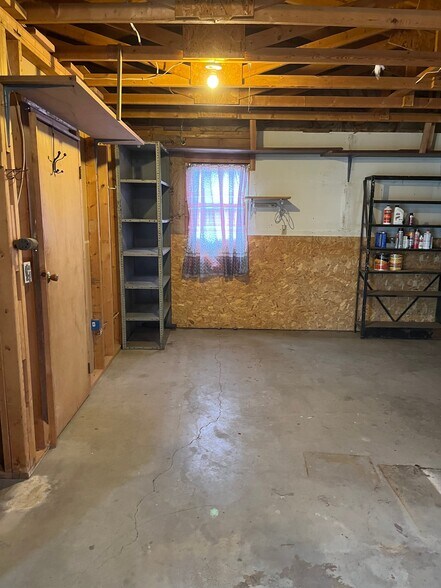 Building Photo - 2156 N Weaver Rd