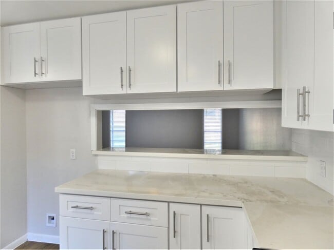 Building Photo - 606 Golfview Dr