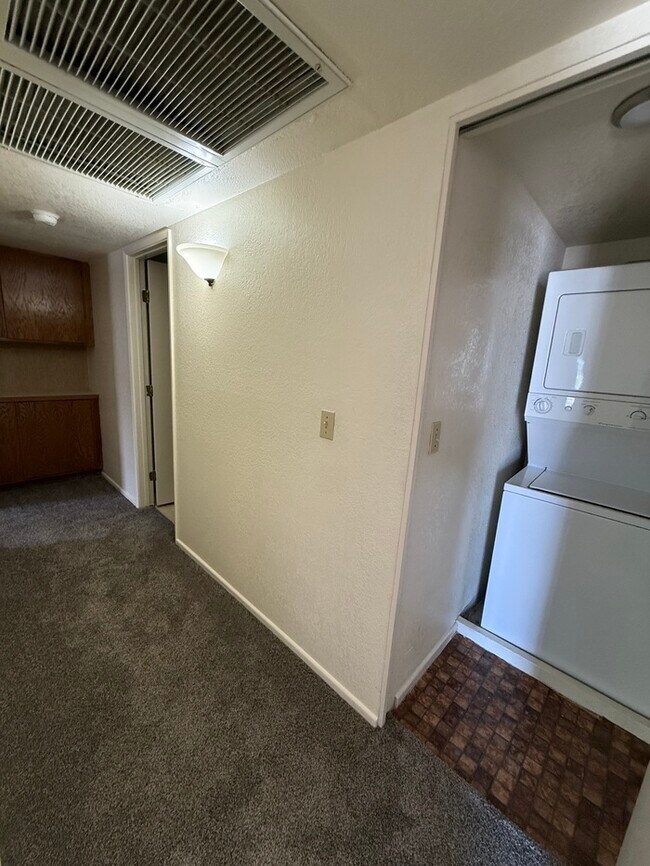 Building Photo - APARTMENT FOR RENT