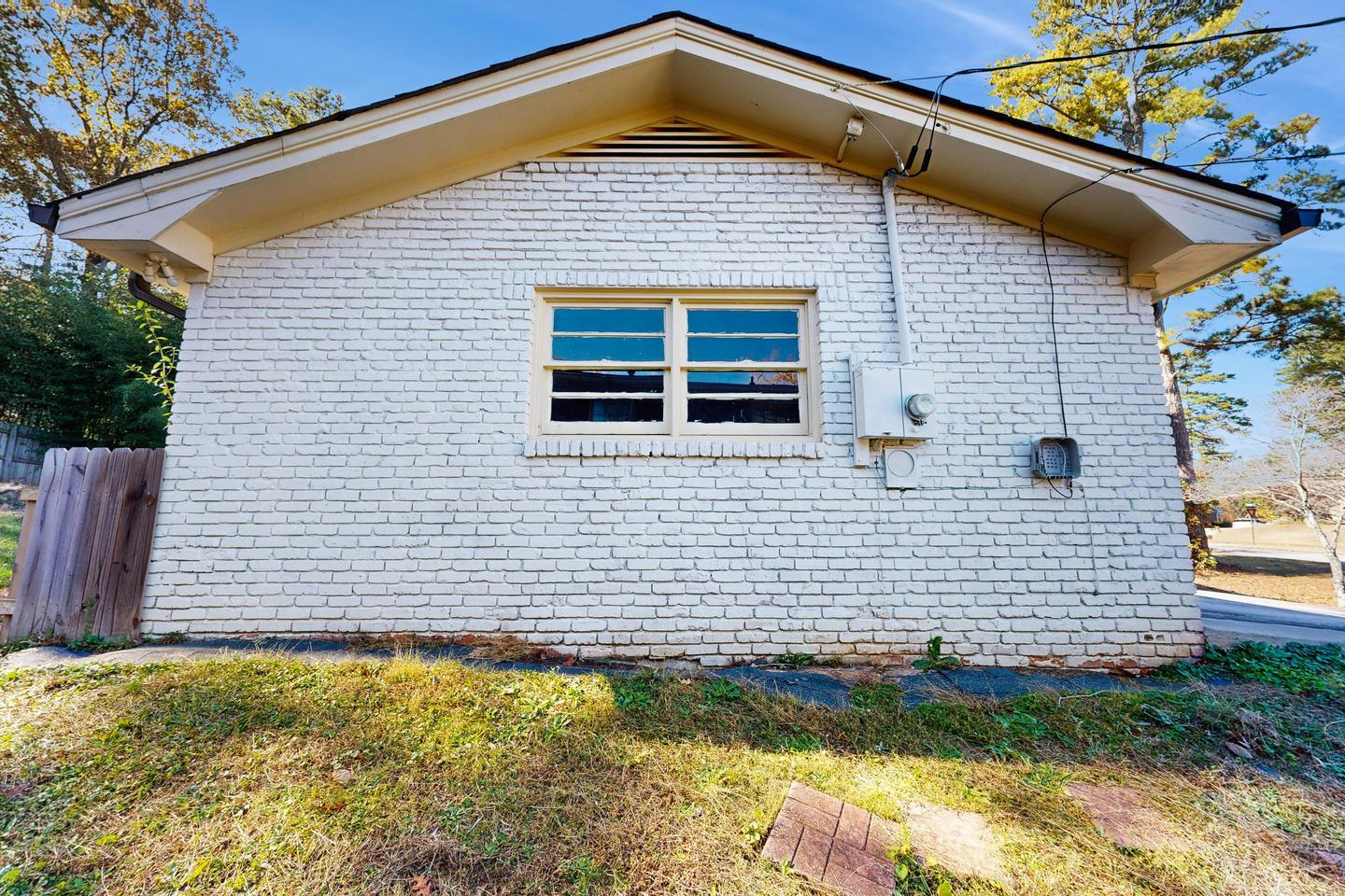 Building Photo - Bright, Spacious Stone Mountain Residence ...