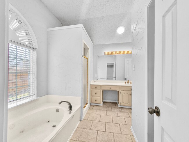 Building Photo - Charming 3-Bed, 2-Bath Home in Bedford with Garage Parking