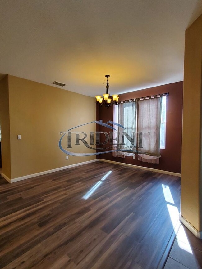 Building Photo - 3 bedroom, 3 bath house with Bonus Room