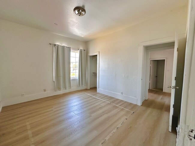 Building Photo - Spacious 3BR 2BA | 3-Level Home in Renton