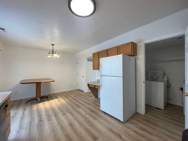 Building Photo - 3 Bedroom Townhome by BYU