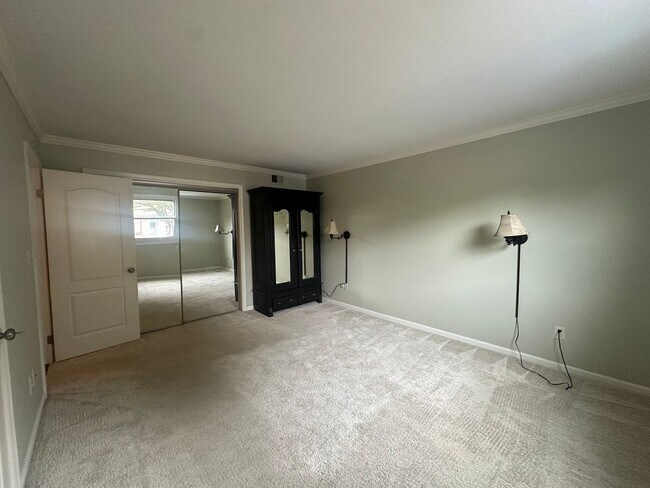Building Photo - Beautiful 2-bedroom, 2-bath Condo just one block to the beach