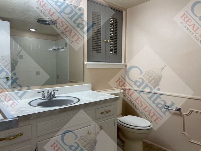 Building Photo - Charming 3 Bedroom