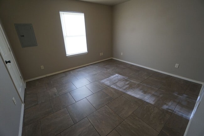 Building Photo - 2 bed, 1 bath Duplex