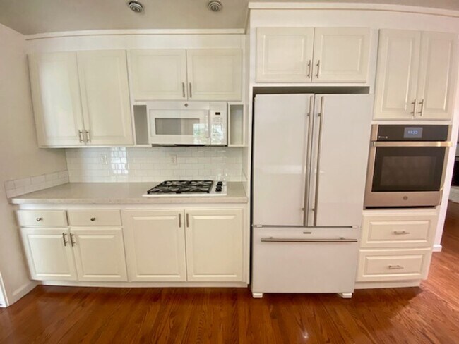 Building Photo - Updated property with luxury Appliances in a prime location in Livermore