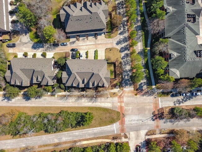 Building Photo - Exceptionally well-maintained Sterling Ridge Townhome boasts an array of desirable features!