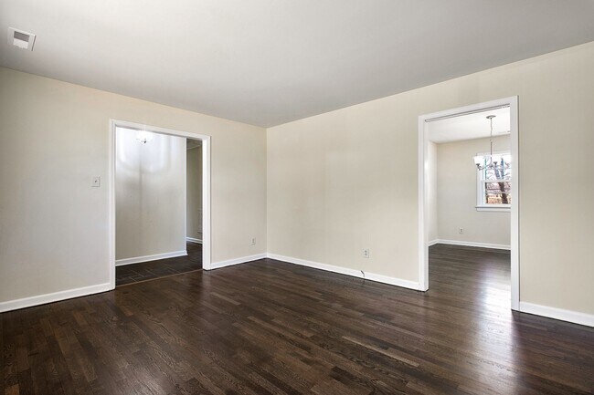 Building Photo - Spacious 3 Bed 2 Bath Rancher Available NOW