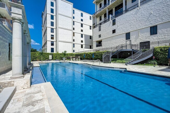 Building Photo - 1005 S Shepherd Dr