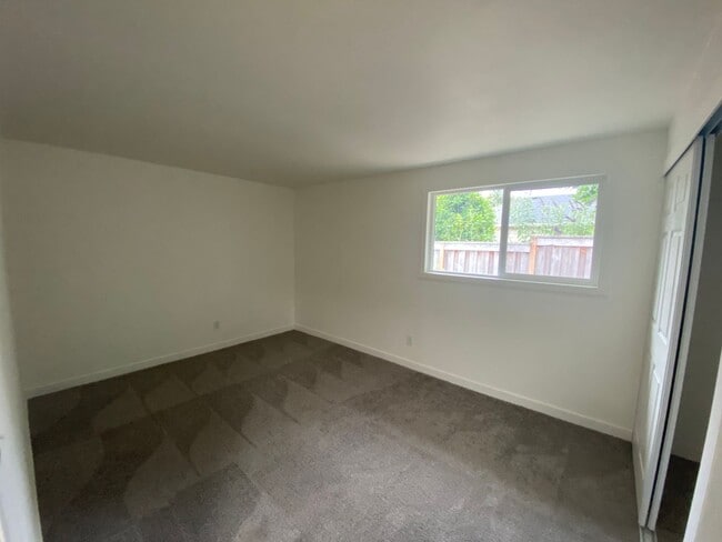 Building Photo - NKE1741