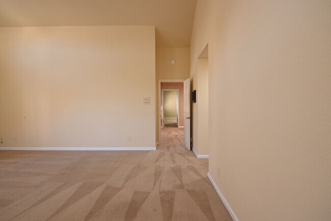 Building Photo - Tranquil / Updated Townhome in Gated in Vi...
