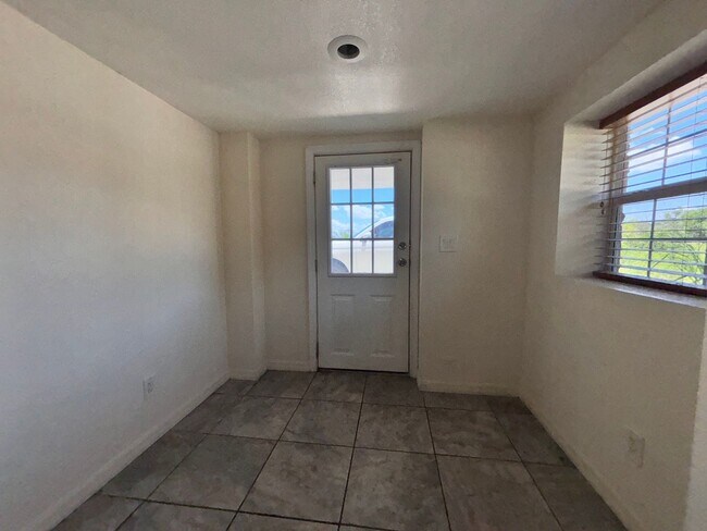 Building Photo - 1/1 Bottom level Duplex!