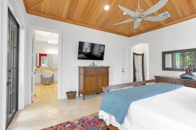 Building Photo - 1020 Miramar Dr